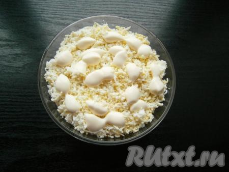 Отварные яйца натереть на средней терке и выложить их следующим слоем + майонез.