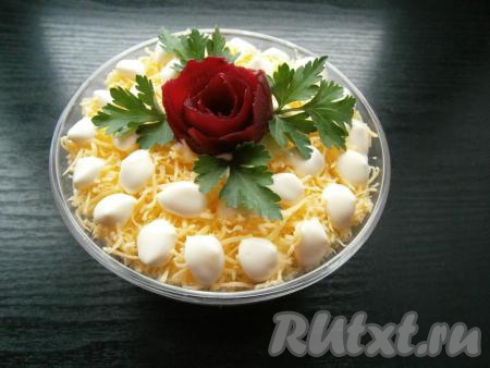 Сверху салат украсить зеленью и розочкой из свеклы. Дать салату пропитаться минут 30 в прохладном месте.