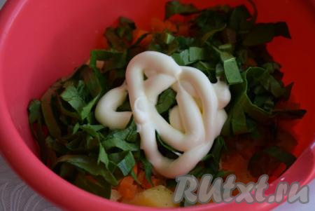 Шпинат,&nbsp;соль, перец и постный майонез добавляем в салат из картофеля, соленого огурца, моркови и лука.