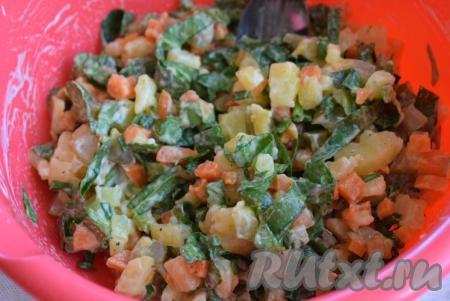 Перемешиваем салат и даем пропитаться, примерно, 5-10 минут в холодильнике.