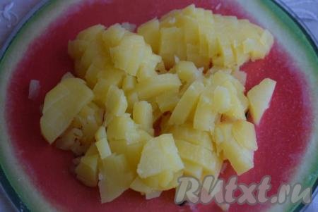 Картофель нарезаем на мелкие кубики.