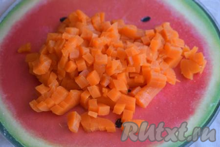 Сначала следует отварить картофель и морковь в мундире до готовности (готовые овощи будут легко прокалываться вилкой или ножом). Охладить и очистить овощи. Нарезаем морковь мелкими кубиками.