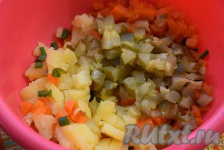 Соленый огурец нарезаем кубиками. В глубокой миске соединяем картофель, огурцы, морковь и зелёный лук.