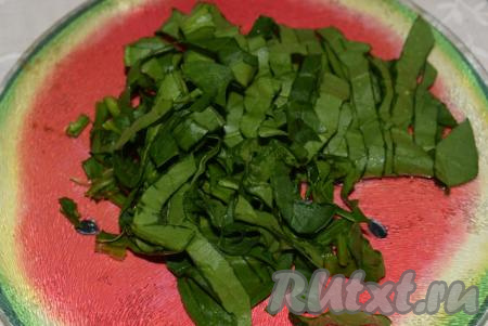 Шпинат моем, обсушиваем и нарезаем на тоненькие полоски (если нет шпината, то можете приготовить салат и без него, тоже очень вкусно).