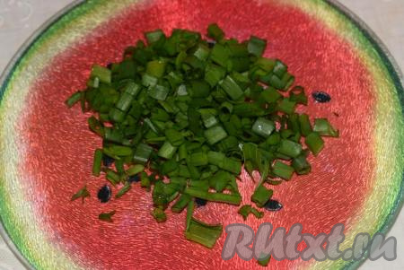 Зеленый лук режем мелкими колечками.