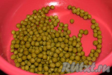 С консервированного горошка слить жидкость (она нам не понадобится).