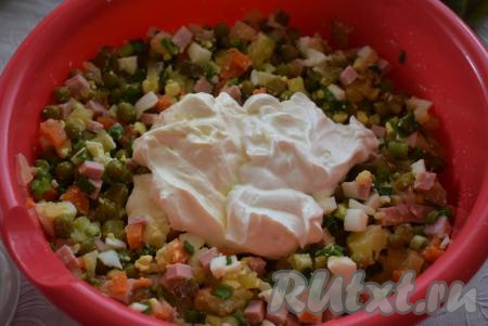 Добавить сметану и майонез. 