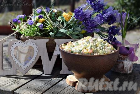 Наш вкуснейший классический салат "Оливье", приготовленный с колбасой по этому простому рецепту, подаём к столу охлажденным.