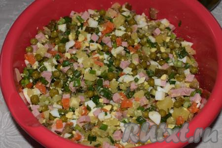 Посолить и поперчить салат.