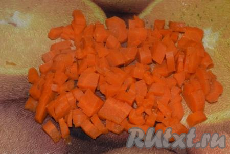 Картофель и морковь вымыть и, не очищая, полностью залить водой, варить, примерно, 25-30 минут с момента закипания на небольшом огне. Готовность овощей проверяем острым ножом - при прокалывании он должен легко входить и выходить из овощей. Вареные картошку и морковь охладить, очистить. Нарезать морковь мелкими кубиками.