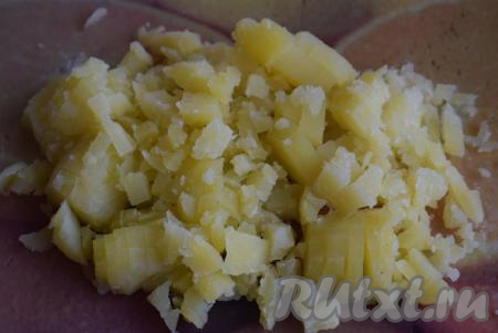 Картофель и морковь вымыть и, не очищая, полностью залить водой, варить, примерно, 25-30 минут с момента закипания на небольшом огне. Готовность овощей проверяем острым ножом - при прокалывании он должен легко входить и выходить из овощей. Вареные картошку и морковь охладить, очистить. Нарезать картофель мелкими кубиками.