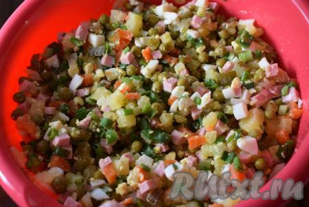 Соединить в глубокой миске яйца, картофель, морковь, зеленый лук, колбасу, горошек и соленые огурцы.