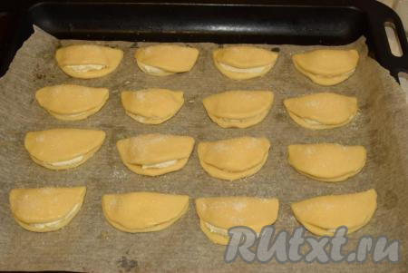 Сверху присыпаем сочни сахаром.