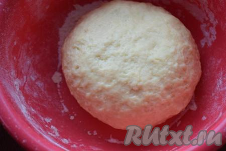 Готовое тесто по консистенции будет не очень плотным, хорошо держащим форму и не липнущим к рукам.