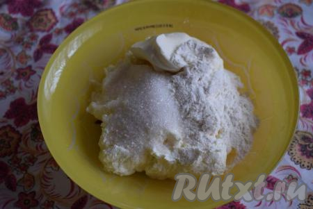 К творогу добавляем сахар, сметану и муку.