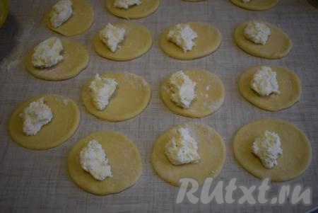 На одну половинку кружка кладем, примерно, 1 чайную ложку охлажденной начинки.