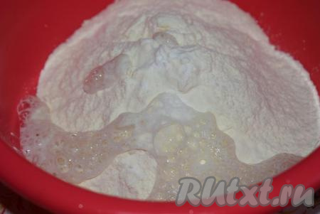 К муке добавим соду, гашеную уксусом.