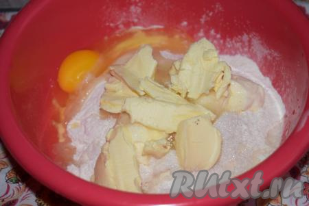 Размягченное сливочное масло кладем в миску к остальным ингредиентам.