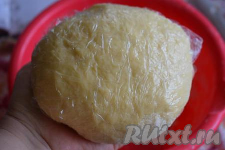 Тесто заворачиваем в пищевую пленку и отправляем в холодильник на 1 час.
