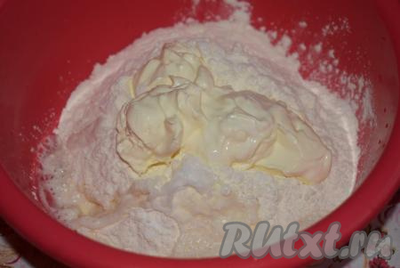Сметану кладем в миску к муке с содой.