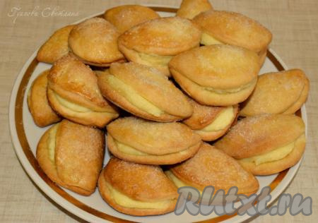 Готовые сочни снимаем с противня и выкладываем на блюдо.