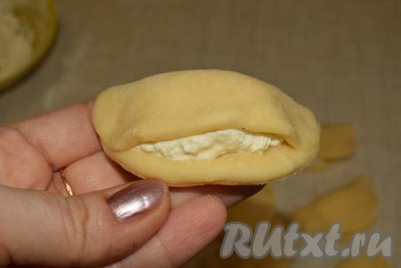 Накрываем начинку второй половинкой кружка и скрепляем сочни по краям, прижимая пальцами тесто, а серединка должна остаться не скрепленной (как на фото).