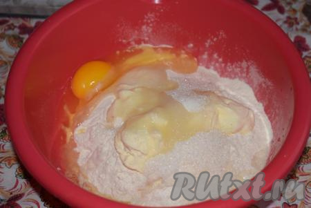 Далее добавляем сахар и вбиваем яйцо.