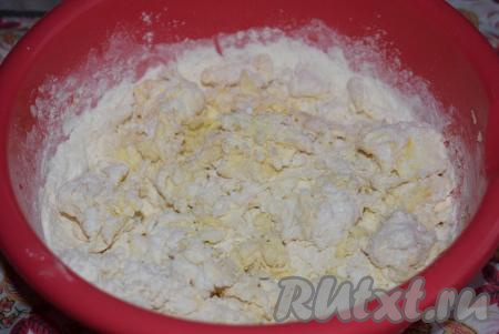 Сначала начинаем замешивать тесто при помощи ножа, как бы рубим все ингредиенты. А затем, когда тесто превратится в крошку, начинаем замешивать его руками.