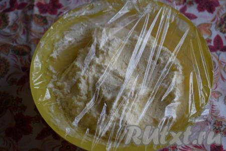 Миску с творожной начинкой для сочней накрываем пленкой и отправляем в холодильник, примерно, на 1 час.