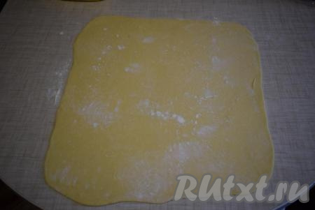 Готовое охлажденное тесто достаем из холодильника. Раскатываем его в пласт толщиной, примерно, 4-5 мм.