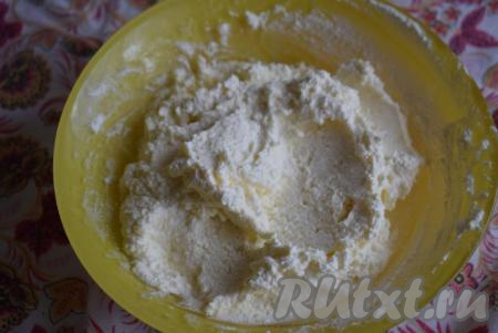 Ингредиенты для приготовления начинки тщательно перемешиваем до однородности. Я испробовала много различных начинок для сочней в своей кулинарной практике, в одних - присутствовали яйца, в других - яйца и сливочное масло, в третьих - достаточно большое количество сметаны и т.д, и хочу сказать, что лучше той начинки, которую предлагаю в этом рецепте, не нашла! Начинка, приготовленная по этому рецепту, не течет и не вываливается при выпечке,&nbsp;остается нежной, вкусной и прекрасно держит форму, характерную для сочней.