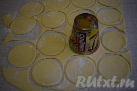 Стаканом (у меня диаметр стакана 8,5 см) вырезаем кружки (заготовки для сочней). Выход по данному рецепту 24 штуки.