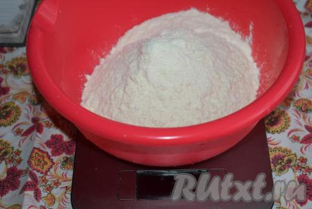 Сначала приготовим тесто, для этого в миску насыпаем муку.