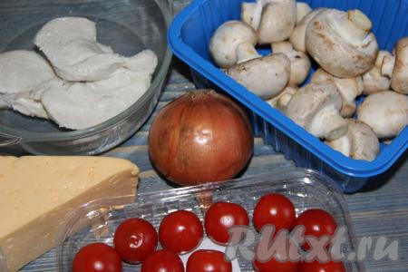 Подготовить продукты для начинки. Куриную грудку отварить до готовности (в течение минут 30) и остудить.