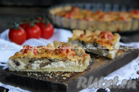 Готовый пирог покроется красивой золотистой корочкой. Песочный пирог с грибами и курицей подать в тёплом виде. Очень вкусный пирожок!