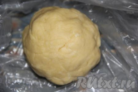 Добавить сметану и замесить не липнущее к рукам, мягкое тесто. Поместить тесто в пакет и убрать в холодильник минут на 30.