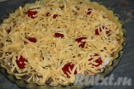 Поверх грудки выложить жареные грибы с луком, затем разместить половинки помидоров черри (или кружочки помидоров). Верх пирога посыпать тёртым сыром.