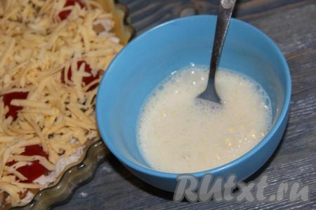 Для приготовления заливки соединить сливки, яйцо и соль, слегка перемешать вилкой до однородности.