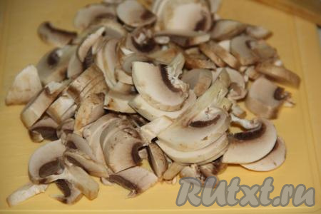 Шампиньоны промыть, а затем нарезать на пластинки.