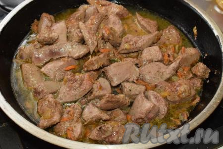 Затем вливаем воду, накрываем крышкой и тушим печень с овощами на слабом огне около 10 минут.