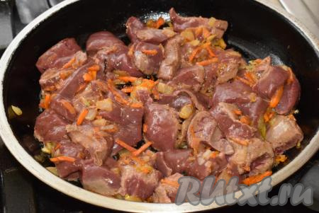 Уменьшаем огонь и обжариваем печень, периодически помешивая, примерно, 15 минут (при прокалывании обжаренной печени должен выделяться прозрачный сок без примесей крови). 