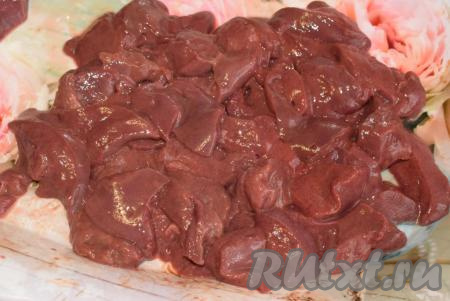 Нарезаем печень на кусочки среднего размера.