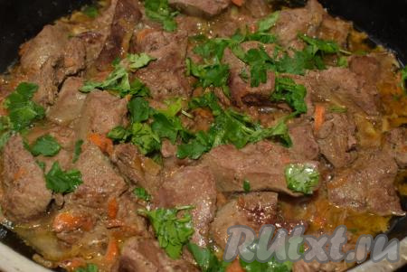 Когда наша печенка будет практически готова, добавляем мелко рубленную зелень и чеснок, пропущенный через пресс.