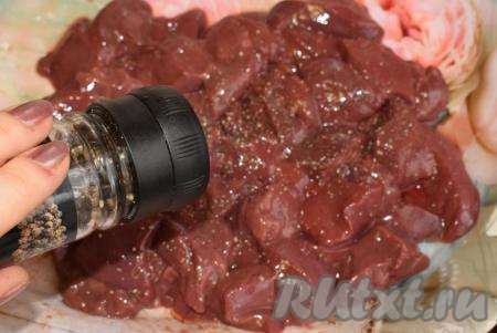 Солим и перчим печень, даем ей полежать 15 минут и&nbsp;пропитаться.