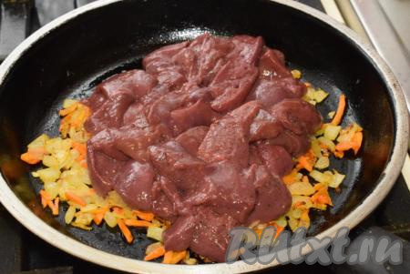 Поджариваем лук с морковью до румяности на среднем огне (примерно, 5-7 минут), помешивая. К обжаренным овощам добавляем кусочки говяжьей печени и перемешиваем.