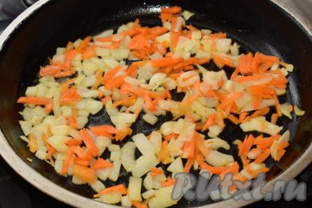 В сковороде разогреваем растительное масло и выкладываем овощи.