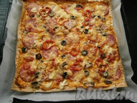 Выпекать пиццу в разогретой до 230 градусов духовке около 10-15 минут.