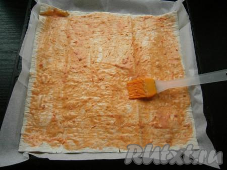 На лаваш с сыром выложить второй лаваш, смазать его полностью смесью соуса и майонеза.