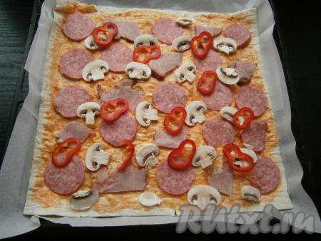 Также выложить нарезанные пластинами шампиньоны и нарезанный колечками болгарский перец.