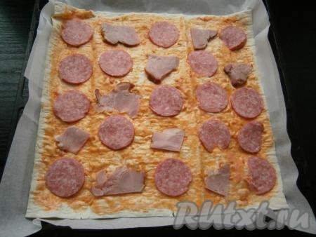 Выложить нарезанную кружочками колбасу и нарезанную тонкими ломтиками ветчину.